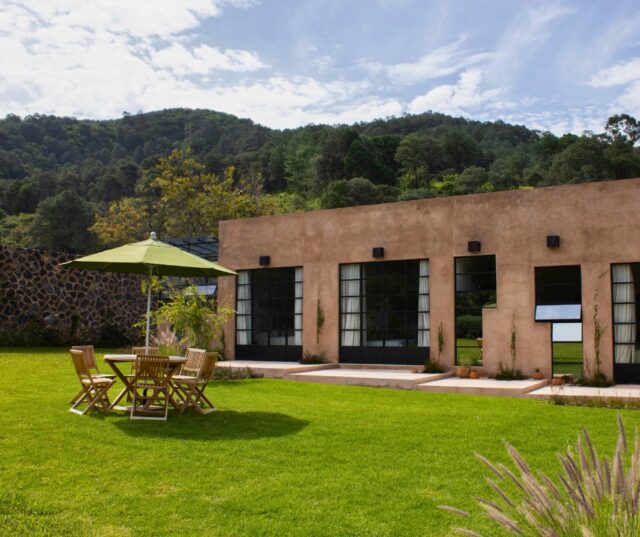 🌿En Casa Panchito, nuestros jardines son el lugar ideal para disfrutar actividades al aire libre: desde juegos en familia hasta una tarde de lectura o simplemente descansar bajo el cielo de Malinalco ☀️
🏡 Reserva hoy
#CasaPanchito #CLAMalinalcoVillas #Malinalco #CasaEnRentaMalinalco #EscapadasCDMX #Naturaleza #ViajeEnFamilia #PuebloMágico #HotelesEnMalinalco