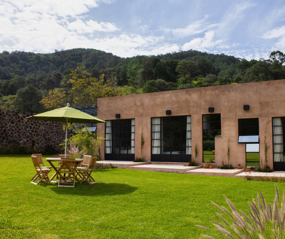 🌿En Casa Panchito, nuestros jardines son el lugar ideal para disfrutar actividades al aire libre: desde juegos en familia hasta una tarde de lectura o simplemente descansar bajo el cielo de Malinalco ☀️
🏡 Reserva hoy
#CasaPanchito #CLAMalinalcoVillas #Malinalco #CasaEnRentaMalinalco #EscapadasCDMX #Naturaleza #ViajeEnFamilia #PuebloMágico #HotelesEnMalinalco