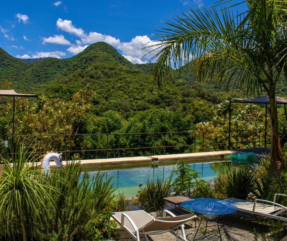 🌿🌄 En Hotel Flora y Fauna, la vista se convierte en parte de la experiencia, mientras el cuerpo de agua natural invita a una pausa íntima en medio del entorno.📱 Reserva por DM#HotelFloraYFaunaMalinalco #HotelBoutiqueMalinalco #Malinalco #CabañasEnMalinalco #EscapadasCDMX #TurismoEcológico #HotelesEnMalinalco #PuebloMágico