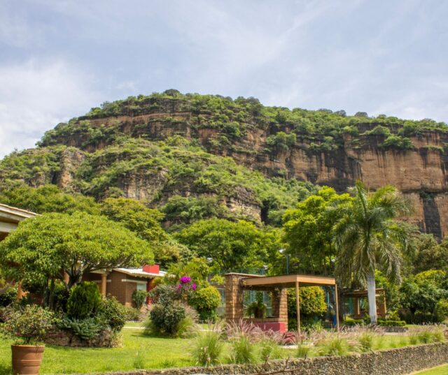 🏡🌿 Casa privada para compartir en grande
Casa Canela en Malinalco para hasta 19 personas, con alberca, jacuzzi, pádel y cancha de fútbol. Ideal para un fin de semana con familia o amigos.
📱 Reserva por DM
#CasaCanela #CLAMalinalcoVillas #Malinalco #CasaEnRentaMalinalco #EscapadasCDMX #PuebloMágico #HotelesEnMalinalco