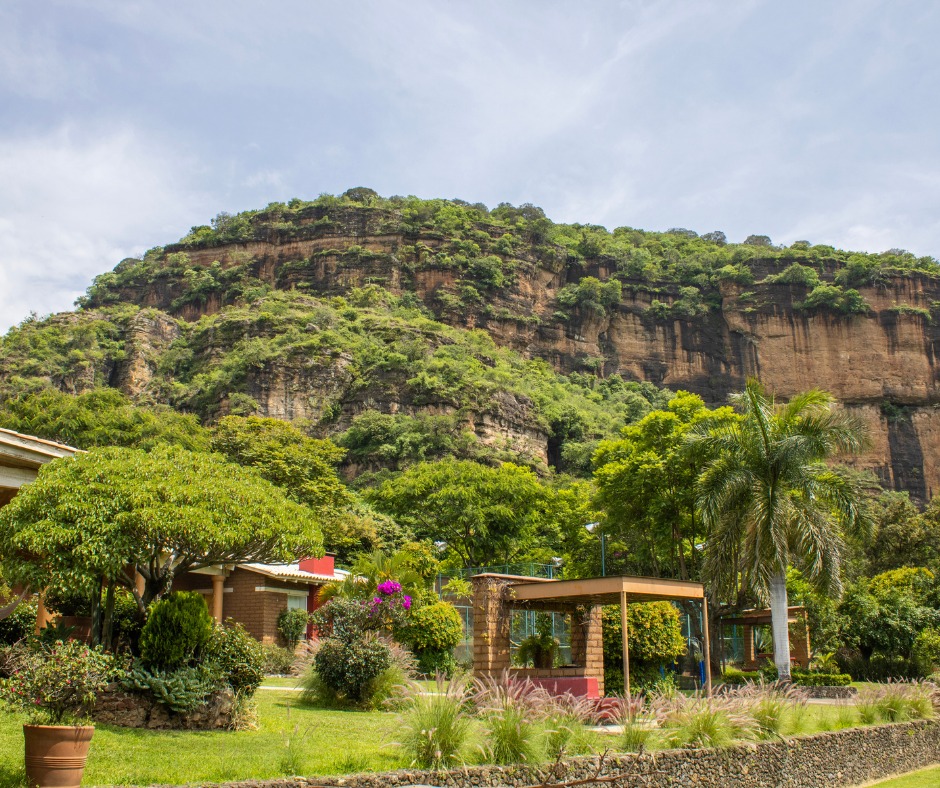 🏡🌿 Casa privada para compartir en grande
Casa Canela en Malinalco para hasta 19 personas, con alberca, jacuzzi, pádel y cancha de fútbol. Ideal para un fin de semana con familia o amigos.
📱 Reserva por DM
#CasaCanela #CLAMalinalcoVillas #Malinalco #CasaEnRentaMalinalco #EscapadasCDMX #PuebloMágico #HotelesEnMalinalco