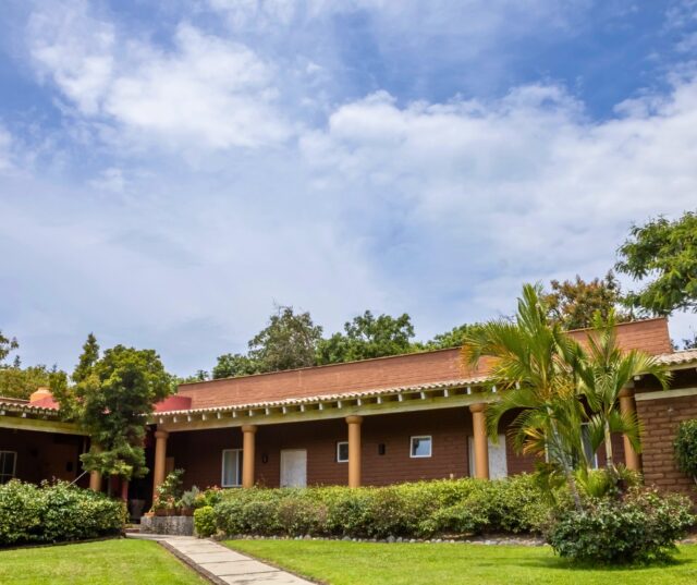 🏡🌿 ¿Buscas una casa privada para disfrutar Malinalco?
Casa Canela es el lugar ideal para compartir grandes momentos con familia y amigos. Con capacidad para hasta 19 personas, cuenta con alberca, jacuzzi, cancha de fútbol, cancha de pádel y amplios jardines para disfrutar al máximo tu estancia. ✨
📅 Consulta disponibilidad en malinalco.com
#CasaCanela #CLAMalinalcoVillas #Malinalco #CasaEnRentaMalinalco #EscapadasCDMX #PuebloMágico #CasaPrivadaMalinalco #AlbercaEnMalinalco
