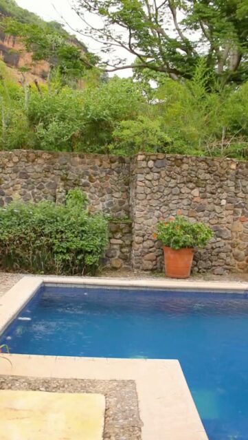 🏡 Casa Canela tiene espacio para hasta 19 personas y todo lo necesario para disfrutar un fin de semana en familia. 🌿

🛏️ 6 habitaciones
🏊 Alberca climatizada
💦 Jacuzzi
🏓 Cancha de pádel
⚽ Cancha de fútbol

A solo 90 min. de CDMX.

📅 Reserva tu estancia en malinalco.com

#CasaCanela #Malinalco #CLAMalinalcoVillas #CasaEnRentaMalinalco #EscapadaDeFinDeSemana #AlbercaEnMalinalco
