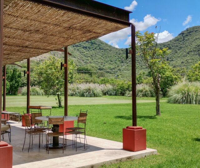 🍽️ En tu estancia en Casa Los Ángeles podrás realizar comidas al aire libre con el servicio de personal incluido, para que solo te dediques a disfrutar tu estancia en Malinalco.📩 Reservaciones por DM#CasaLosÁngeles #CLAMalinalcoVillas #Malinalco #CasaEnRentaMalinalco #CasaPrivada #EscapadasCDMX #HospedajeEnMalinalco